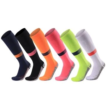 Pourquoi les footballeurs portent-ils leurs chaussettes si haut ?