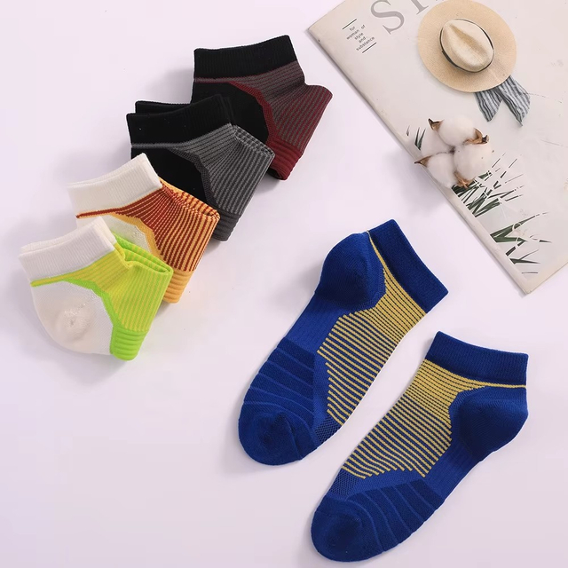 Farbblockierte, atmungsaktive Kn&ouml;chel-Laufsocken